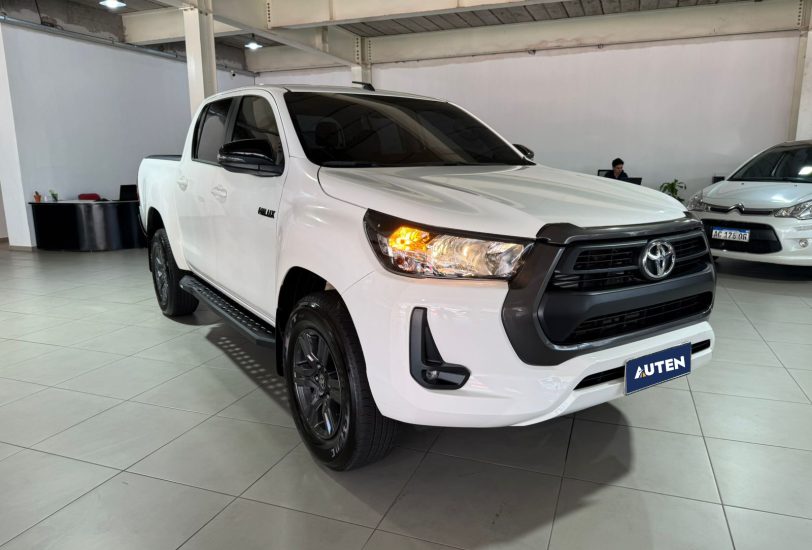 TOYOTA HILUX 4X2 DC SR 6 MT 2023 CON 80500KM