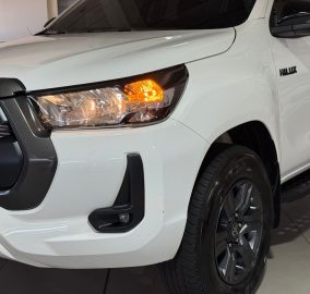 TOYOTA HILUX 4X2 DC SR 6 MT 2023 CON 80500KM