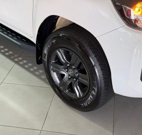 TOYOTA HILUX 4X2 DC SR 6 MT 2023 CON 80500KM
